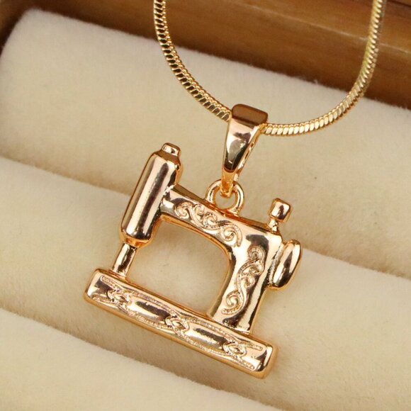 "Vintage Sewing Machine Rose Gold Pendant for Craft Lovers, XPPT1384 - Picture 1 of 13